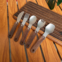 Ensemble de couverts de camping en titane pur ultra-léger, style moderne minimaliste, couteau, fourchette et cuillère pliables avec manches en bois de noyer pour l'extérieur