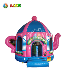 Château gonflable PinkTeapot pour enfants, idéal pour les fêtes en plein air, avec filet de sécurité et entrée par escalier, qualité professionnelle. - Product Image 1