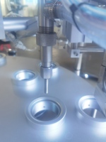 Machine de remplissage et de scellage rotative pour coupelles de sauce, mayonnaise et crème d'ail
