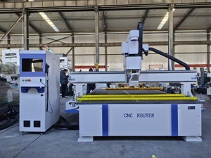 Machine de fraisage CNC 1325 ATC de fabrication chinoise avec 12 changeurs d'outils automatiques sous <span class=keywords><strong>portique</strong></span>, routeur CNC ATC haute vitesse - Product Image 2