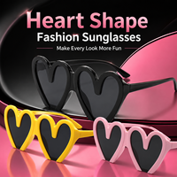 Glamouröse Herzförmige Sonnenbrille in Rosa, Gelb, Schwarz und Blau mit Übergroßem Retro-Rahmen für Streetstyle und Tägliches Tragen