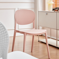 Chaise en résine plastique empilable colorée de style nordique moderne pour l'extérieur, chaise en polypropylène pour restaurant et café