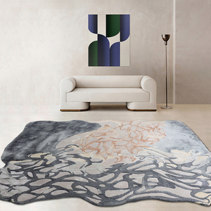 Tapis de soie rayonne exquis-Forme irrégulière avec des motifs organiques abstraits en gris et or, idéal pour les intérieurs avant-gardistes - Product Image 4