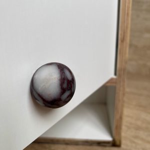 Puxador Moderno e Durável XWS STONE de Luxo com Design Ondulado em Mármore Fosco Integrado para Móveis de Cozinha e Banheiro - Product Image 4