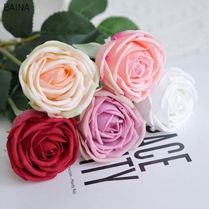 Delicato Bouquet bianco artificiale con vero tocco di petali di rosa arancione composizione floreale regalo fai da te prezzo - Product Image 1