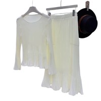 Ensemble élégant pour femmes européennes et américaines : haut en polyester à manches trois-quarts plissé Miyake avec bordure à volants et jupe midi queue de poisson