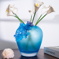 Vase moderne en verre givré bleu avec motif floral en relief 3D, centre de table