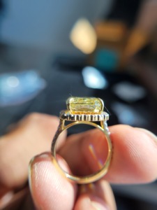 Bague de fiançailles de luxe en diamant jaune de laboratoire fantaisie avec halo, taille émeraude, certifiée IGI, plaquée rhodium en or blanc 14 carats - Product Image 4