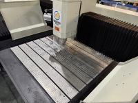 Machine de gravure CNC pour panneaux de signalisation d'hôtel, plaques signalétiques métalliques, plaques décoratives, plaques en laiton, 3 axes, NC Studio, moteur à roulement