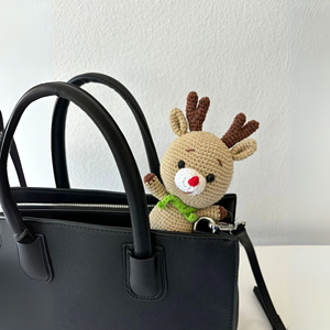 Porte-clés en amigurumi fait main Niko renne, crochet en coton naturel, breloque pour sac, jouet en peluche mignon, cadeau pour enfants, Muses Made, boîte en carton - Product Image 2