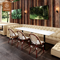 Canapé en cuir en forme de L, mobilier de café-restaurant, tables en marbre et chaises en rotin tissé beige, ensemble de salle à manger pour café