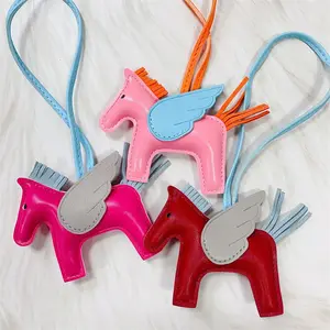 Karikatür moda Pegasus kolye takı Trendy sevimli kanatlı midilli anahtar çantası kolye küçük hediye