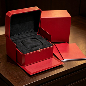 Estuche de reloj rojo premium, juego completo, con cojín de terciopelo suave, embalaje individual para reloj con bolsa de papel a juego y folleto para tienda minorista. - Product Image 1