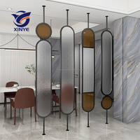 Fabrication Conception personnalisée Rotatif Fer Métal Verre Écran Cloison Décoration Trennwand Séparation Murale Séparateur de Pièce