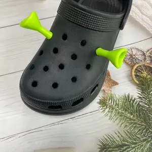 Nueva llegada Anime dibujos animados Shrek 3D orejas zapatos encanto para niños zapatos decoración venta al por mayor PVC fiesta regalos encanto