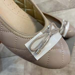 Ballerines plates matelassées croisées en cuir d'agneau pour femmes, grandes tailles, mocassins décontractés pour dames, chaussures de soirée pour filles, personnalisation du logo - Product Image 2