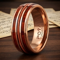 Bague en carbure de tungstène or rose 8 mm POYA avec incrustation de cordes de guitare et bois de koa, alliance personnalisée gravée au laser, bijoux pour homme