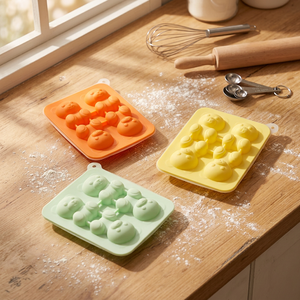 Moule à glaçons en silicone 3D en forme d'ours avec couvercle entonnoir, qualité alimentaire, démoulage facile, 4 cavités, pour whisky, cocktails et fêtes - Product Image 5