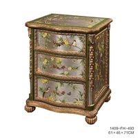Lit en bois de luxe de style princesse royale française, avec cadre sculpté en feuilles d'or et d'argent, et ensemble de tables de chevet ornées pour villa