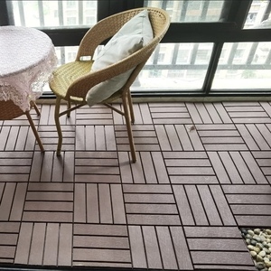 Tuiles de <span class=keywords><strong>terrasse</strong></span> en WPC à emboîtement 300x600, clipsables, effet <span class=keywords><strong>bois</strong></span> brossé lisse, imperméables, pour <span class=keywords><strong>terrasse</strong></span> extérieure - Product Image 4