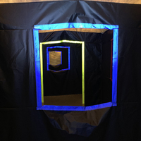 Aire de jeu laser géante gonflable de 10x10m avec ruban réfléchissant à l'intérieur pour adultes et enfants