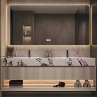 Meuble-lavabo mural de salle de bain en bois massif au design moderne et luxueux avec miroir LED et vasque en céramique, idéal pour hôtels, avec tiroirs de rangement