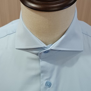 Produzione di camicie da <span class=keywords><strong>uomo</strong></span> in poliestere elasticizzato <span class=keywords><strong>camicia</strong></span> elegante con colletto a vento blu chiaro di fascia alta - Product Image 4