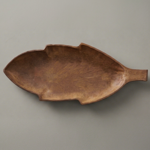 Assiette de service en bois faite à la main, en forme de feuille, design minimaliste poli, élégante, accessoire de cuisine et de table. - Product Image 1