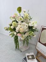 Boule de fleurs artificielle personnalisable blanche et verte de 60 cm, faite à la main, centre de table pour mariage, arrangement floral pour la décoration d'événements