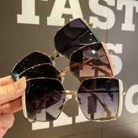 Lunettes de Soleil de Plage à Verres Anti-UV, Lunettes de Soleil Tendance pour Femme, Monture Carrée, Lunettes de Soleil