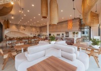 Canapé de style luxueux en tissu avec table et chaises pour restaurant