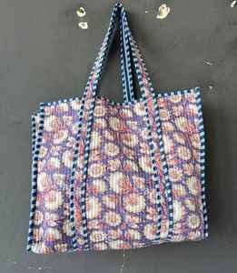 Bolso de Mano Acolchado de Algodón con Estampado de Bloques, Bolso de Hombro Premium para Compras Diarias y Viajes - Product Image 1