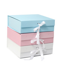 Boîte à parfum en carton rigide bleu marine personnalisable avec logo, fermeture magnétique, pelliculage mat, gaufrage, revêtement UV, recyclée