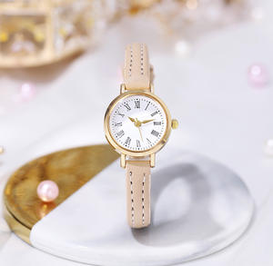 Reloj de estilo minimalista para mujer con esfera de números romanos, correa de cuero y movimiento de cuarzo. - Product Image 6
