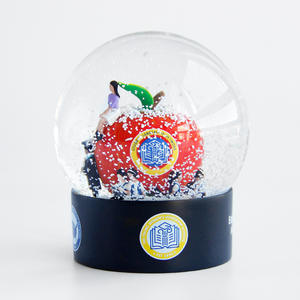 مشغولات راتنج مخصصة كرة ثلج لحفلات التخرج تذكارية جامعية للمنزل ديكور داخلي تصميم التميمة الزجاج - Product Image 1