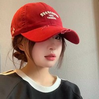 Gorra de Béisbol Estilo Coreano para Mujer, con Texto Alfanumérico Bordado a Máquina, Color Rojo, 6 Paneles, Ajustable, Visera Ancha