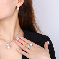 Ensemble de bijoux pour femmes Fashion Pearl, pendentif, bague en perle de coquille blanche, boucles d'oreilles en perles