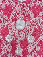 Tissu en dentelle brodée de fleurs 3D en polyester blanc, lourd, avec des perles et des motifs floraux sur toute la surface, pour robes de mariée et robes de mariée de prestige