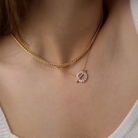 Collier pendentif vintage en acier inoxydable plaqué or 18 carats avec chaîne à maillons et fermoir à bascule pavé de CZ en forme de goutte d'eau - Cadeau