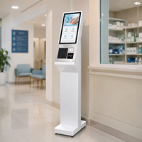 Kiosque interactif élégant blanc sur pied avec imprimante, lecteur NFC et scanner QR pour l'enregistrement des visiteurs et la gestion des rendez-vous