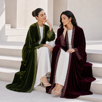 Abaya d'hiver modeste Loriya en velours avec bordure en dentelle exquise sur le devant et les poignets pour femmes musulmanes, abaya ouverte sur le devant avec dentelle pour l'Aïd