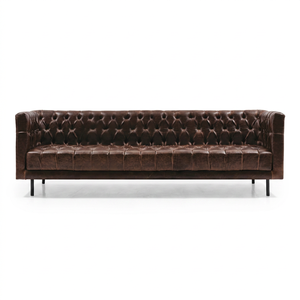 Canapé d'extérieur trois places en cuir capitonné marron de style Chesterfield traditionnel pour jardin et villa - Product Image 1
