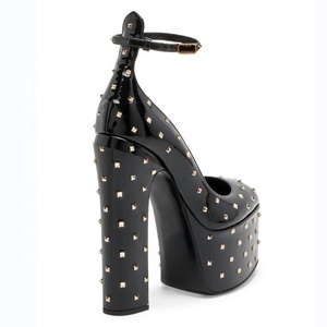 Escarpins noirs en cuir verni à rivets pour femme, talons épais hauts, plateforme et bride cheville, design de marque - Product Image 5