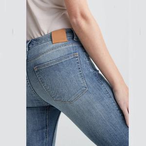 Vente en gros de pantalons en jean skinny taille haute pour femmes de haute qualité et à bas prix fabriqués en usine - Product Image 4