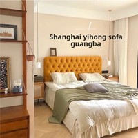 Lit double nordique avec cadre en pin et tête de lit en velours, style moderne simple, très tendance, 1,8 m, pour chambre principale