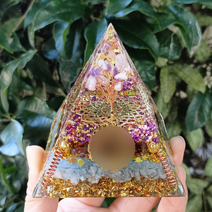 Pyramide en résine époxy avec cristaux de pierres, 8 cm, décoration d'aquarium, ornement de bureau, cadeau pour la décoration de la maison - Product Image 1