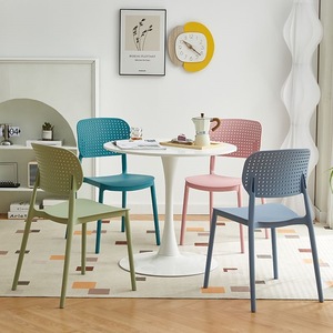 Chaise en plastique empilable avec dossier perforé, chaises de salle à manger colorées en PP, chaises de restaurant pour événements, meubles de salon - Product Image 5