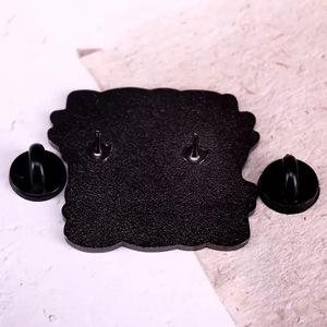 دبابيس معدنية مطلية بالمينا على شكل كوب قهوة مثلج بتصميم أوروبي أمريكي بسعر المصنع، شارات معدنية سوداء للملابس - Product Image 5