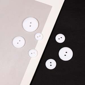 Botones de resina ecológica de dos agujeros con forma de corazón y diamante, decoración de cuentas <span class=keywords><strong>en</strong></span> blanco y negro, cierres de costura para camisas, pantalones y trajes de negocios. - Product Image 1