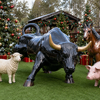 Sculpture d'animal en résine Street Bull avec gazon artificiel vert pour la décoration de ferme, les fêtes à thème, les fêtes de Noël et les expositions